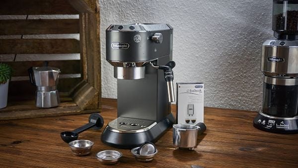 Cách Sử Dụng Máy Pha Cà Phê Espresso Chuẩn Barista 5 Máy pha cà phê Espresso De'Longhi Dedica EC685