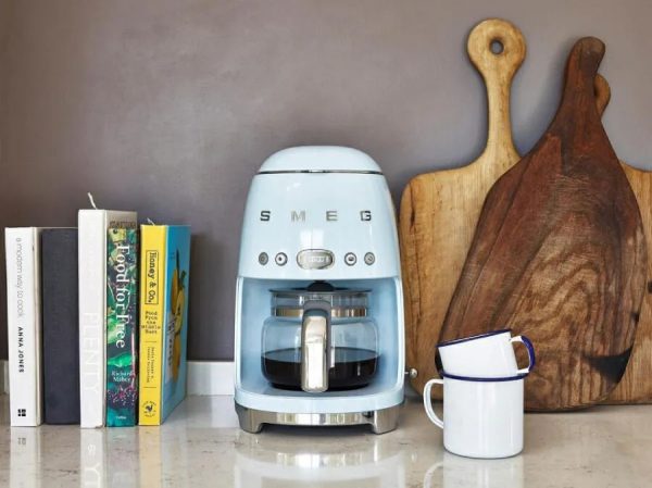 Khám Phá Cách Sử Dụng Máy Pha Cà Phê Gia Đình Bền Bỉ Nhất 8 Smeg Retro Style DCF02PBEU