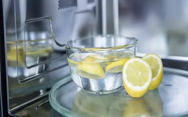 Cách vệ sinh lò nướng Bosch đúng chuẩn & lâu bền 7 Bát nước chanh tươi đặt trong lò Bosch đang bốc hơi để khử mùi tự nhiên