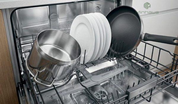 Cách xếp chén bát vào máy rửa chén Bosch đúng cách 2 Cách xếp nồi chảo đĩa to vào tầng dưới máy rửa chén Bosch đúng cách