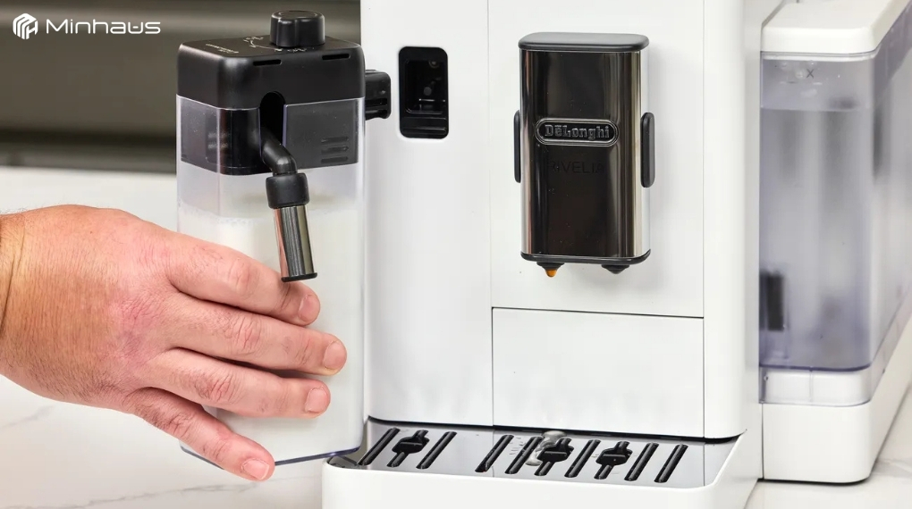 Máy pha capuchino tự động tại nhà - Chọn đúng loại, pha đúng cách, tiết kiệm mỗi ngày 8 Đổ sữa lạnh vào bình, đậy nắp và gắn khớp nối vào thân máy có bình chứa