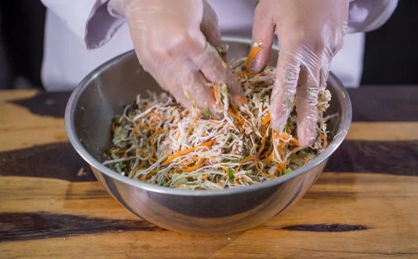 Thử ngay cách làm chả giò rế không ngấy dầu cực đơn giản 6 Trộn nhân chả giò rế khoai môn