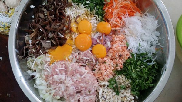 Thử ngay cách làm chả giò rế không ngấy dầu cực đơn giản 4 Nguyên liệu làm nhân chả giò tôm thịt đã được sơ chế