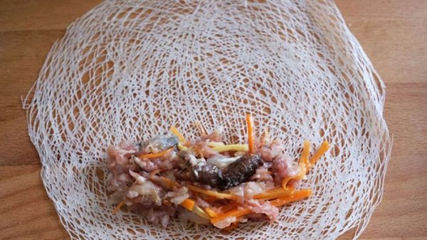 Thử ngay cách làm chả giò rế không ngấy dầu cực đơn giản 5 Đặt nhân đã được sơ chế lên vỏ bánh