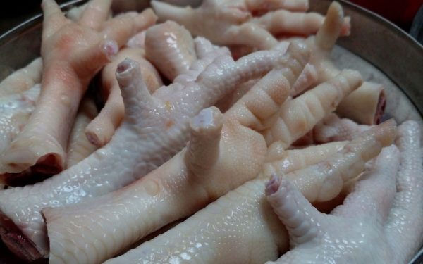 Chân gà sả tắc: Bí quyết ngâm giòn ngon, không đắng 1 sơ chế chân gà ngâm muối giấm trước khi luộc