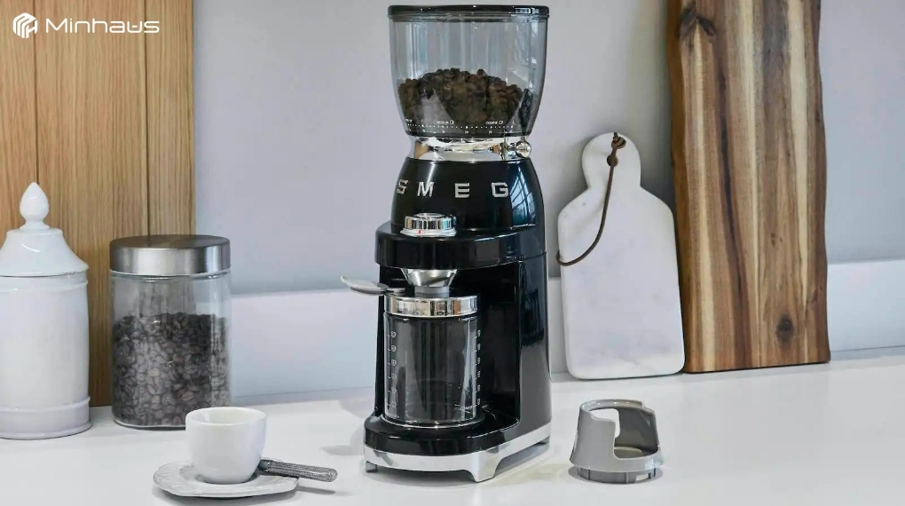 Hiện tượng channeling khi pha espresso là gì? Dấu hiệu nhận biết và cách khắc phục 9 Máy xay cà phê Smeg CGF11 được nhiều gia đình ưa chuộng