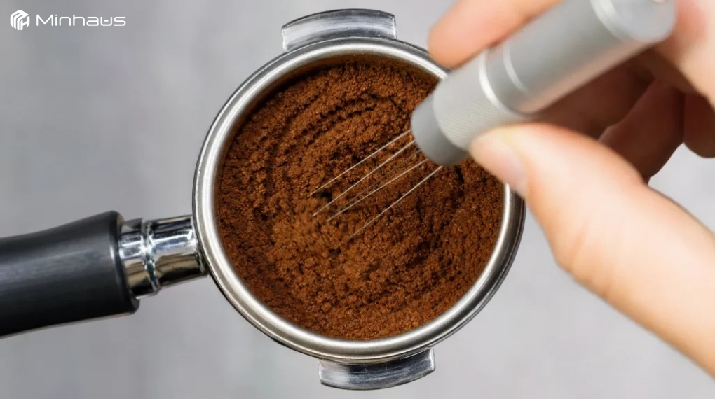 Hiện tượng channeling khi pha espresso là gì? Dấu hiệu nhận biết và cách khắc phục 7 Người pha có thể sử dụng kim nhỏ để làm tơi và dàn đều bột cà phê