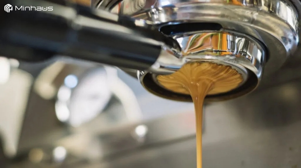 Hiện tượng channeling khi pha espresso là gì? Dấu hiệu nhận biết và cách khắc phục 2 Dấu hiệu dễ nhận thấy nhất của hiện tượng channeling là dòng espresso chảy không đều
