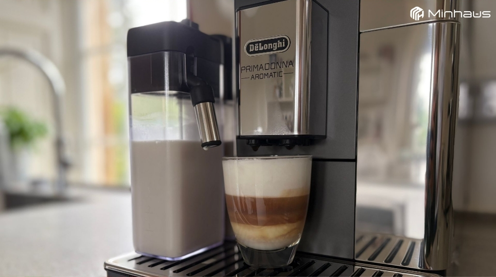 So sánh máy pha cafe De'Longhi: Magnifica, Dinamica, PrimaDonna vs Maestosa — Nên chọn dòng nào? 19 Máy sử dụng hệ thống LatteCrema cao cấp như PrimaDonna và Maestosa đều phù hợp với sữa thực vật