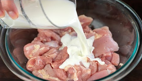Cách làm đùi gà chiên xù giòn rụm chuẩn vị nhà hàng 2 Cho sữa tươi vào tô thịt gà để tẩm ướp trước khi chiên