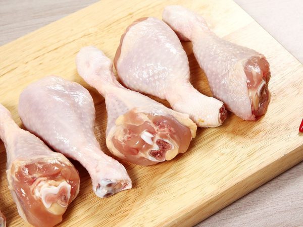 Cách làm đùi gà chiên xù giòn rụm chuẩn vị nhà hàng 1 Đùi gà tươi được sơ chế sạch và dùng giấy thấm khô đùi gà