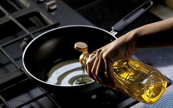 Cách làm đùi gà chiên xù giòn rụm chuẩn vị nhà hàng 3 Rót dầu ăn vào chảo sâu lòng đặt trên bếp để chuẩn bị chiên gà