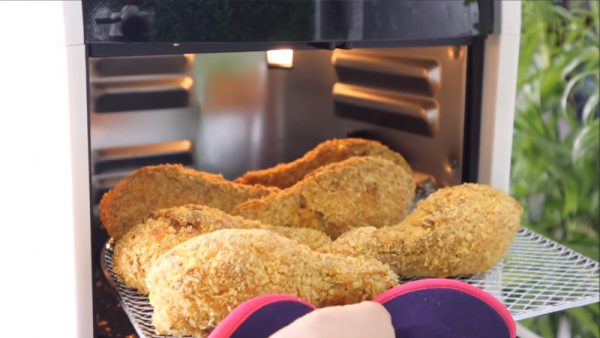 Cách làm đùi gà chiên xù giòn rụm chuẩn vị nhà hàng 5 Dùng nồi chiên không dầu để làm nóng đùi gà chiên