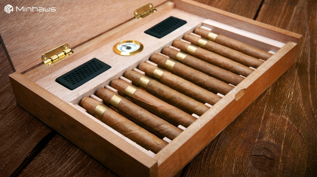 Tủ cigar là gì? Tất tần tật về tủ bảo quản cigar cho người mới 8 Hộp giữ ẩm (Humidor) là giải pháp bảo quản không cắm điện, có sức chứa tinh gọn