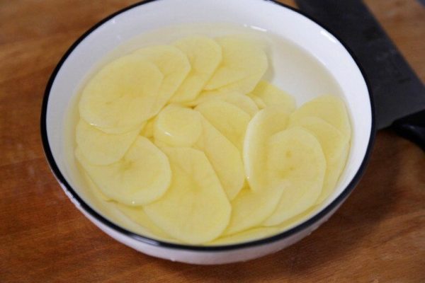 Cách làm khoai tây xào tỏi, xào bò mềm ngon không nát 3 Ngâm khoai đã thái lát vào giấm cho món khoai tây xào thêm ngon