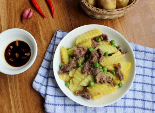 Cách làm khoai tây xào tỏi, xào bò mềm ngon không nát 6 Đĩa khoai tây xào thịt bò kết hợp cùng đậu