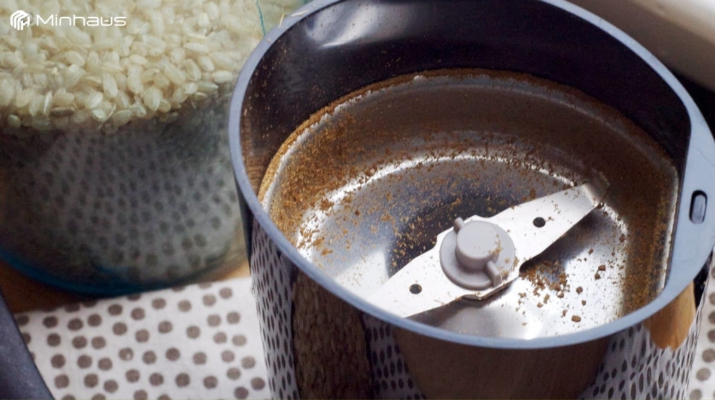 Hiện tượng tĩnh điện của máy xay cà phê là gì? Nguyên nhân và cách khắc phục 6 Bột cà phê lâu ngày sẽ làm tăng ma sát và dẫn đến hiện tượng cà phê xay bị vón cục