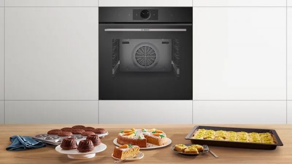 Tìm Hiểu Về Lò Nướng Đối Lưu Bosch Và Công Nghệ 4D HotAir 3 Lò nướng âm tủ và các loại bánh nướng đa dạng như muffin, bánh cà rốt.