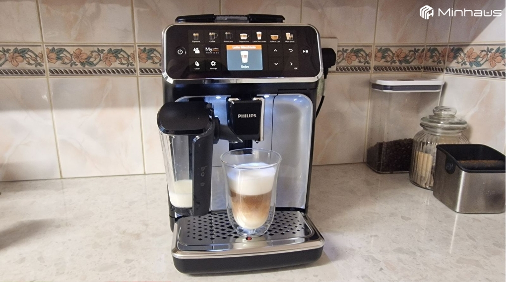 Đánh giá máy pha cafe Philips 5400 series: Có thực sự đáng mua? 1 Máy pha cafe Philips 5400 sở hữu kiểu dáng hình hộp đứng gọn gàng với tông đen chủ đạo