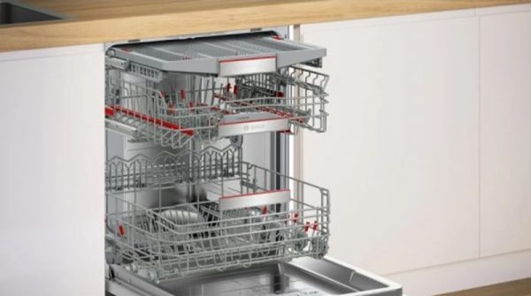 So Sánh Máy Rửa Bát Âm Tủ Và Độc Lập: Nên Chọn Loại Nào Cho Bếp Nhà Bạn? 2 Máy âm tủ nằm gọn trong hốc tủ chuẩn, máy độc lập cần thêm khoảng trống xung quanh