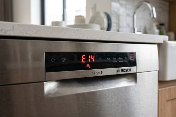 Máy Rửa Chén Bosch Lỗi E14 : Nguyên Nhân & Cách Khắc Phục 1 Màn hình máy rửa chén Bosch hiển thị mã lỗi E14 — lỗi hệ thống cấp nước và cảm biến lưu lượng