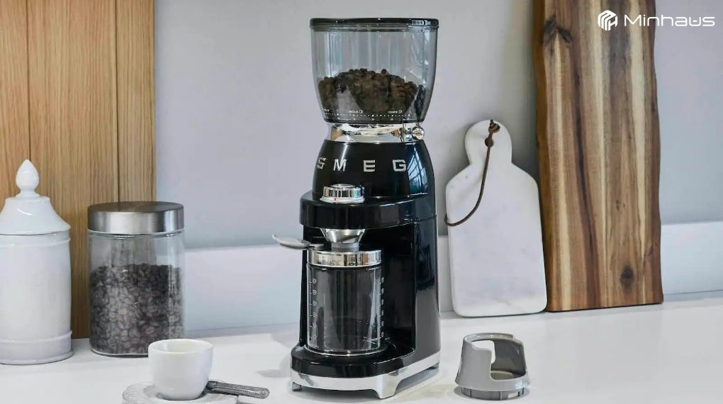 Hiện tượng tĩnh điện của máy xay cà phê là gì? Nguyên nhân và cách khắc phục 11 Máy xay cà phê Smeg CGF11 chống tĩnh điện