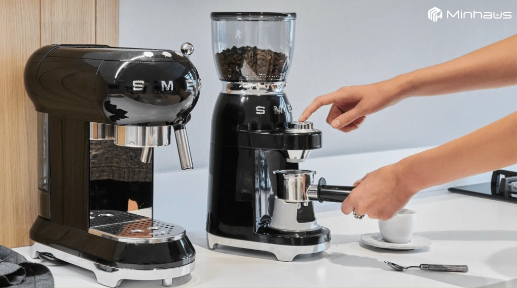 Nên mua máy xay cà phê loại nào? So sánh máy xay cà phê thủ công và tự động 6 Người dùng chỉ cần cho hạt cà phê vào máy, chọn mức xay phù hợp và nhấn nút để máy xử lý