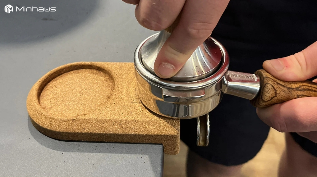 Hiện tượng channeling khi pha espresso là gì? Dấu hiệu nhận biết và cách khắc phục 11 Đặt dụng cụ nén cà phê (tamper) vuông góc với bề mặt rổ lọc