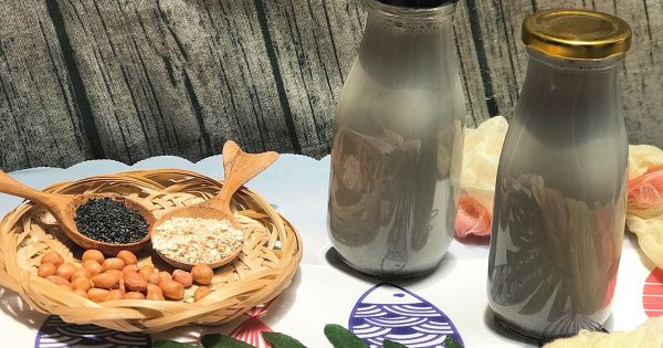 Bí quyết làm sữa hạt mè đen thơm ngon, sánh mịn tại nhà 4 Sữa đậu phộng mè đen chất sữa sánh mịn