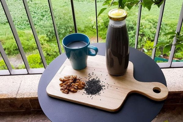 Bí quyết làm sữa hạt mè đen thơm ngon, sánh mịn tại nhà 5 Sữa hạt mè đen kết hợp cùng hạt óc chó
