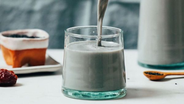 Bí quyết làm sữa hạt mè đen thơm ngon, sánh mịn tại nhà 2 Sữa hạt mè đen tươi ngon rót trong ly thủy tinh sánh mịn.