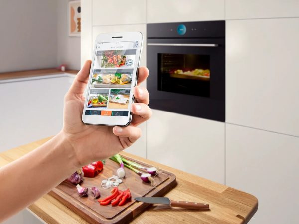 Lò nướng Bosch chế độ Hot Air Eco đang sấy hoa quả