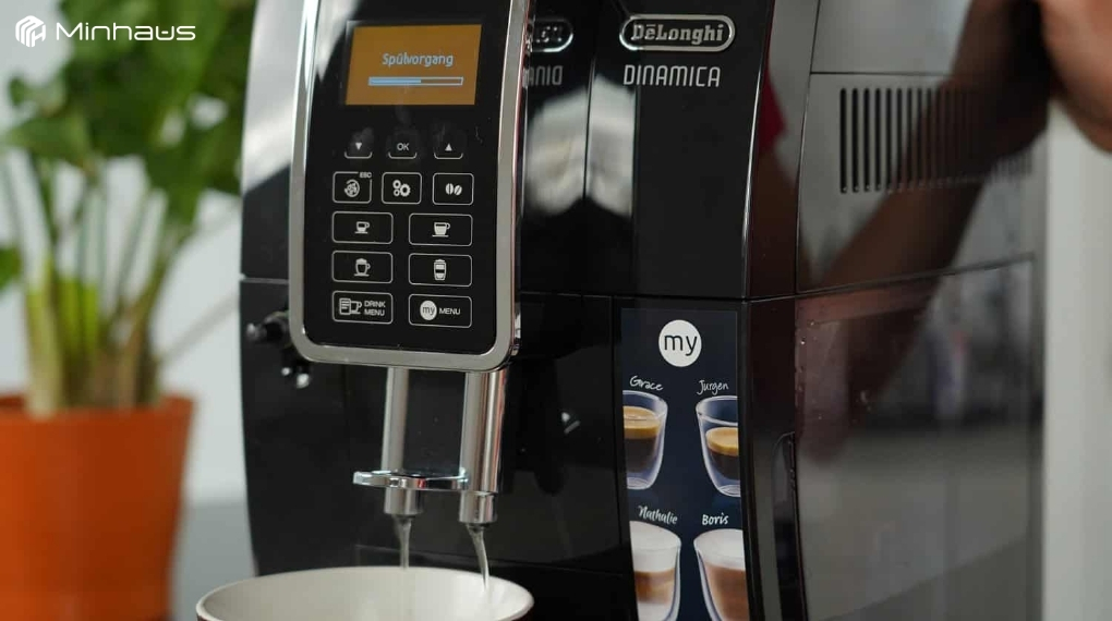 Đánh giá chi tiết máy pha cà phê De'Longhi Dinamica - Có xứng đáng trong tầm giá? 6 Máy cà phê De’Longhi Dinamica sẽ tự động xả nước làm sạch đầu vòi mỗi khi khởi động hoặc tắt máy