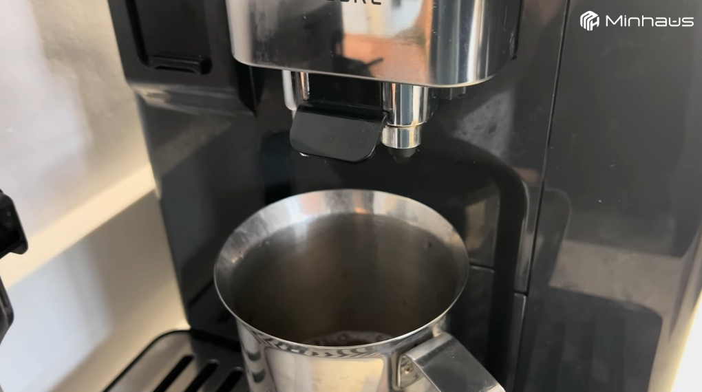 Máy pha capuchino tự động tại nhà - Chọn đúng loại, pha đúng cách, tiết kiệm mỗi ngày 10 Cần xả hơi nước làm sạch hệ thống dẫn sữa ngay sau khi máy pha xong