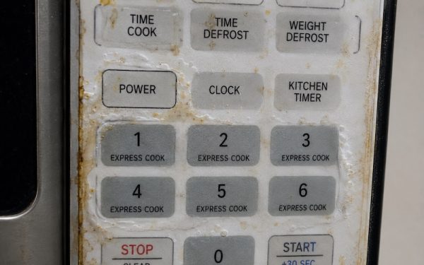 Lò Vi Sóng Bosch Lỗi E3: Nguyên Nhân Chính Xác Và 5 Bước Khắc Phục Tại Nhà 1 Dầu mỡ và hơi ẩm tích tụ trên bàn phím cảm ứng là nguyên nhân hàng đầu gây chập mạch và kích hoạt lỗi E3.