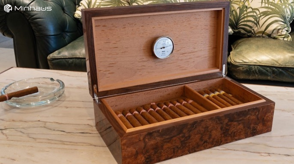 Nên dùng ẩm kế cơ hay điện tử cho tủ bảo quản cigar? 2 Ẩm kế cơ có dạng mặt đồng hồ tròn, dùng kim chỉ để hiển thị độ ẩm theo đơn vị %RH