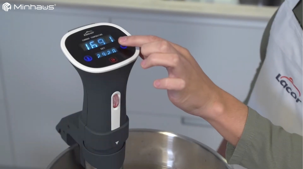 Hướng dẫn cách sử dụng máy sous vide đơn giản tại nhà 8 Thiết lập nhiệt độ, thời gian mong muốn và khởi động thiết bị