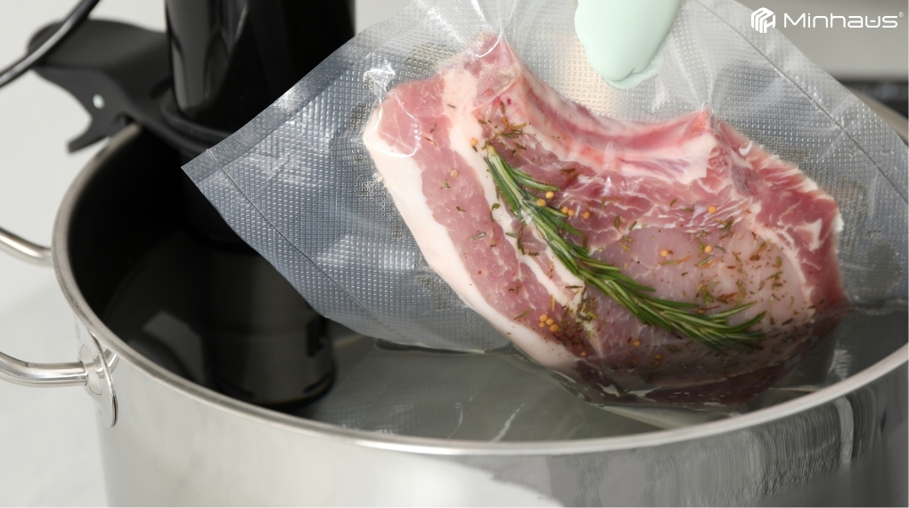 Hướng dẫn cách sử dụng máy sous vide đơn giản tại nhà 9 Thả nhẹ túi thực phẩm vào bên trong nồi khi nước đã đạt đến nhiệt độ yêu cầu