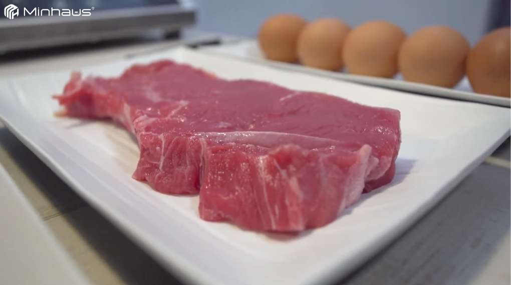 Hướng dẫn cách sử dụng máy sous vide đơn giản tại nhà 5 Sau khi sơ chế, hãy dùng khăn giấy thấm khô bề mặt nguyên liệu rồi tiến hành nêm nếm