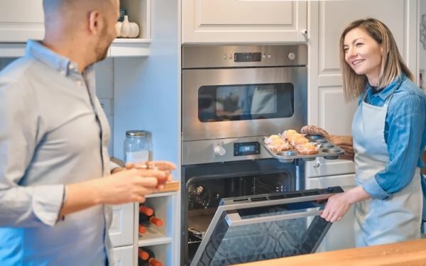 Lò Vi Sóng Bosch Có Nướng Được Không? Giải Đáp Chi Tiết Từ Chuyên Gia 5 Khách hàng tư vấn chọn lò vi sóng Bosch có nướng phù hợp tại showroom Minhaus