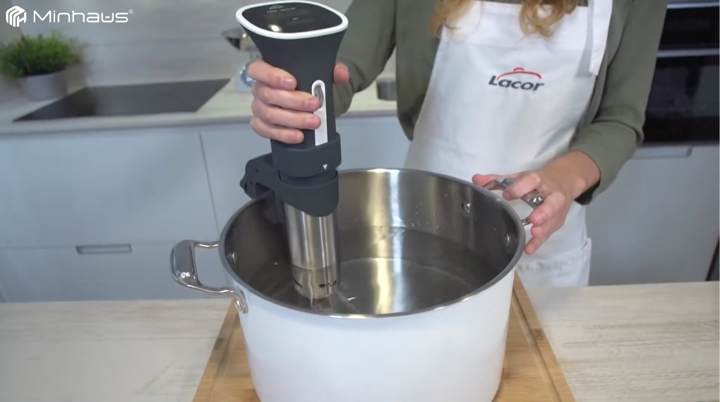 Hướng dẫn cách sử dụng máy sous vide đơn giản tại nhà 7 Gắn máy sous vide vào thành nồi hoặc thùng chứa theo hướng dẫn của nhà sản xuất