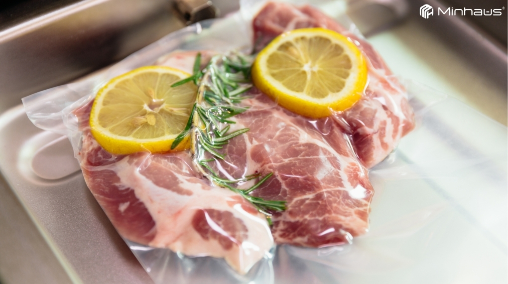 Hướng dẫn cách sử dụng máy sous vide đơn giản tại nhà 6 Cho nguyên liệu đã tẩm ướp vào túi hút chân không hoặc túi zip chịu nhiệt