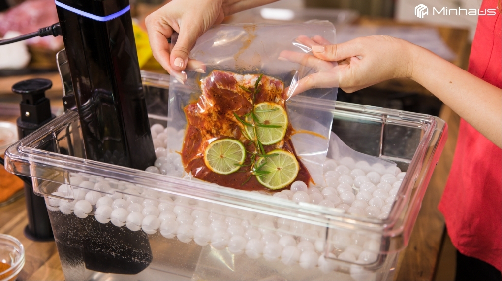 Hướng dẫn cách sử dụng máy sous vide đơn giản tại nhà 3 Nên sử dụng thêm nắp đậy, màng bọc hoặc bóng cách nhiệt đối với các món ăn nấu trong thời gian dài (8-12 tiếng trở lên)