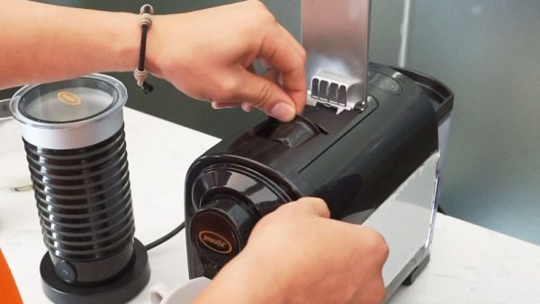 Hướng dẫn sử dụng máy pha cà phê viên nén từ A–Z: pha, vệ sinh, mẹo | Minhaus 4 Hướng dẫn vệ sinh máy pha cà phê viên nén: rửa khay bã, xả đường ống, descaling