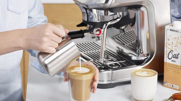 Kinh nghiệm mua máy pha cà phê cho gia đình: 8 tiêu chí giúp chọn đúng 3 Cụm chiết xuất tháo rời trên máy Bosch/Siemens - rửa sạch dưới vòi nước mỗi tuần.
