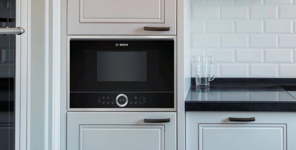 Bảng điều khiển lò vi sóng Bosch hiển thị các mức công suất vi sóng