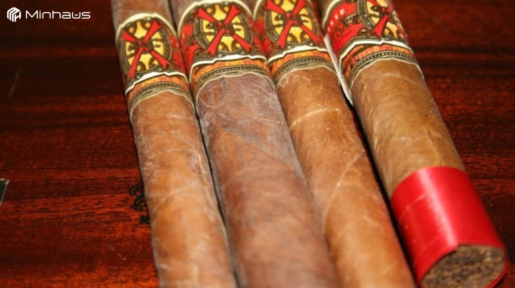7 lỗi tủ bảo quản cigar thường gặp và cách khắc phục tại nhà 3 Thân điếu cigar mềm hơn bình thường, bề mặt lá có cảm giác ẩm, điếu cháy chậm khi tủ cigar gặp lỗi độ ẩm tăng cao