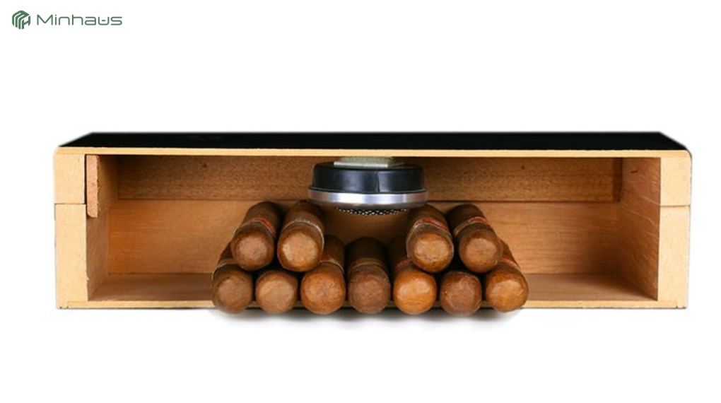 7 lỗi tủ bảo quản cigar thường gặp và cách khắc phục tại nhà 4 Việc xếp quá nhiều cigar, che kín cửa gió hoặc không chừa khoảng thoáng cho tủ tản nhiệt cũng khiến khí lạnh phân bổ kém