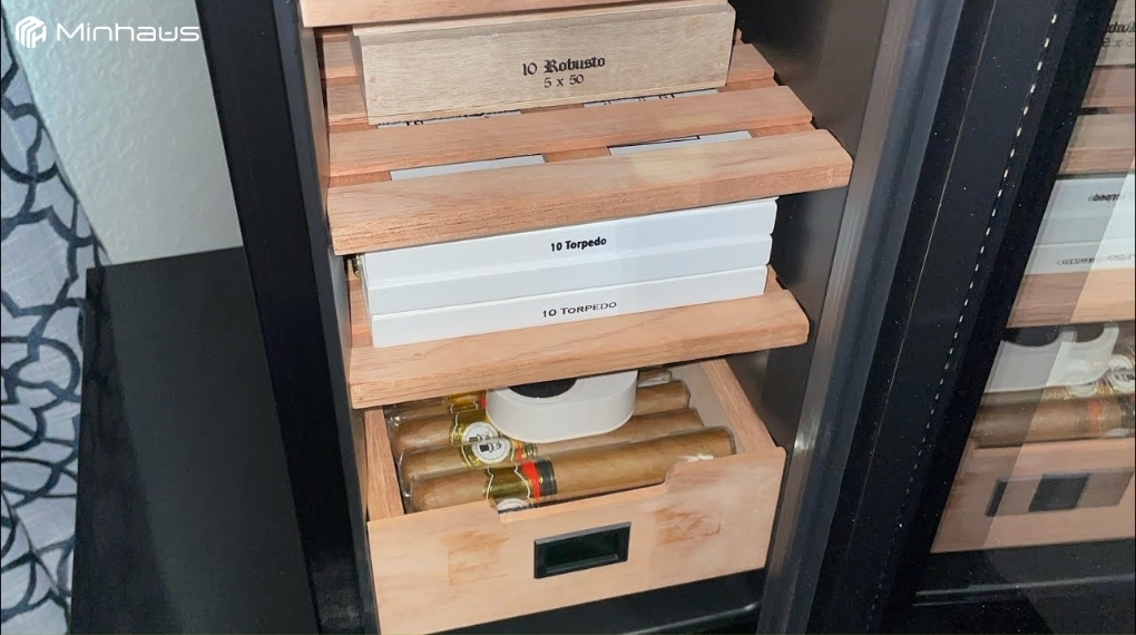 7 lỗi tủ bảo quản cigar thường gặp và cách khắc phục tại nhà 1 Tủ bảo quản cigar sẽ không sáng màn hình, đèn trong khoang chứa không bật