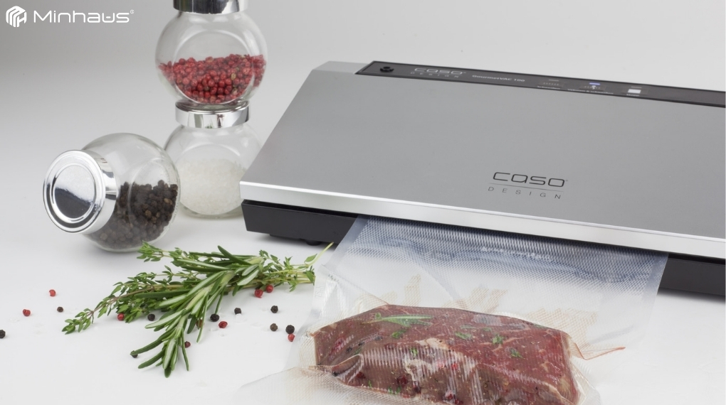 Hướng dẫn cách sử dụng máy sous vide đơn giản tại nhà 4 Máy hút chân không là công cụ hữu ích giúp loại bỏ phần lớn không khí bên trong túi trước khi nấu, hạn chế tình trạng túi nổi lên